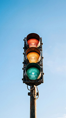 JPG 편집이미지 길 교통 이동 하늘 신호등 신호 청신호 적신호 편집실사 AI포토 AI콘텐츠 컨셉 CG 파일형식