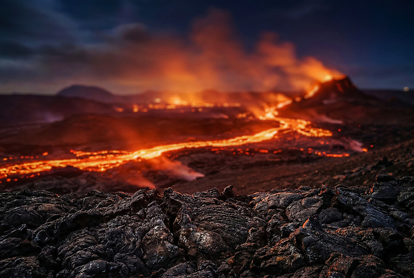JPG 편집이미지 자연 풍경 환경 흐름 뜨거움 연기 밤 폭발 화산 용암 편집실사 AI컴퓨터그래픽 AI콘텐츠 컨셉 산 CG 생태계 파일형식