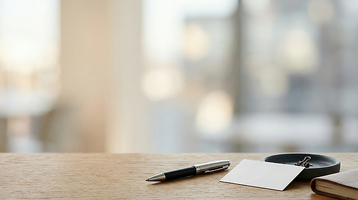 JPG 편집이미지 일상 사무실 필기구 펜 공간 기록 메모지 작업 책상 편집실사 AI컴퓨터그래픽 AI콘텐츠 가구 비즈니스 문구용품 라이프 사무용품 CG 파일형식