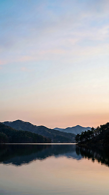JPG 나무 편집이미지 호수 여유 자연 하늘 산 풍경 물 반사 고요 일몰 편집실사 AI컴퓨터그래픽 AI콘텐츠 자연요소 식물 감정 노을 CG 생태계 파일형식