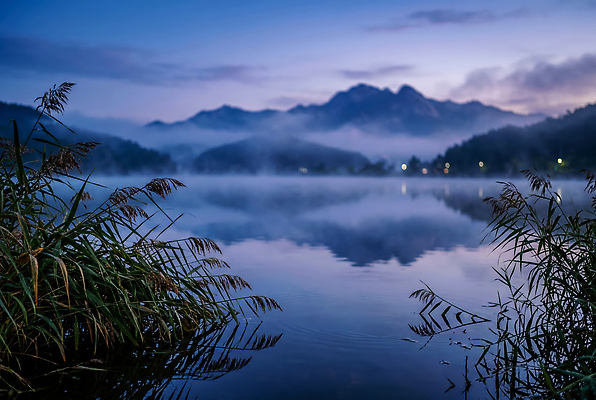 JPG 편집이미지 호수 자연 하늘 산 풍경 물 안개 풀 편집실사 AI컴퓨터그래픽 AI콘텐츠 자연요소 날씨 CG 생태계 파일형식