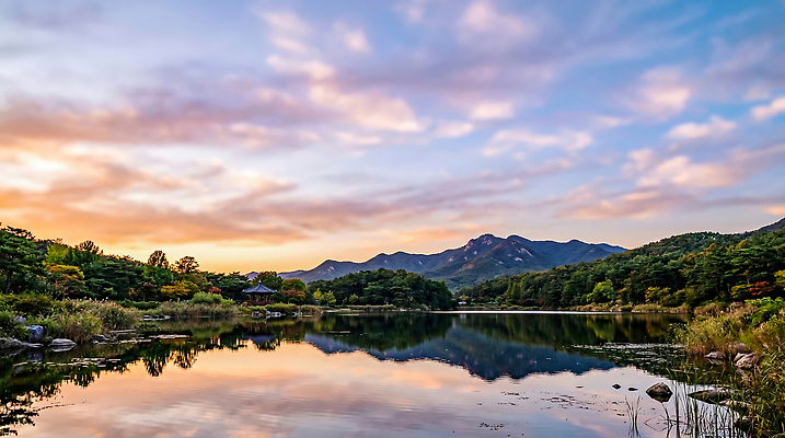 JPG 나무 편집이미지 호수 자연 하늘 산 풍경 물 반사 일몰 저녁 주위 차분 편집실사 AI컴퓨터그래픽 AI콘텐츠 자연요소 식물 컨셉 노을 밤 야간 CG 생태계 파일형식