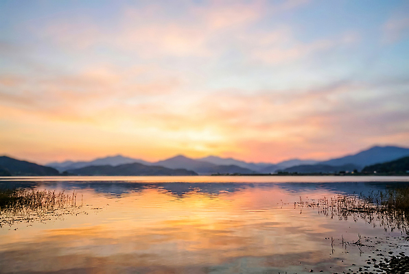 JPG 편집이미지 호수 물결 자연 하늘 산 풍경 물 태양 황혼 일몰 저녁 편집실사 AI컴퓨터그래픽 AI콘텐츠 자연요소 노을 밤 야간 CG 생태계 파일형식