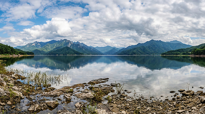 JPG 식물 편집이미지 호수 자연 하늘 산 풍경 물 반사 평화 바위 산맥 편집실사 AI컴퓨터그래픽 AI콘텐츠 자연요소 컨셉 CG 생태계 파일형식