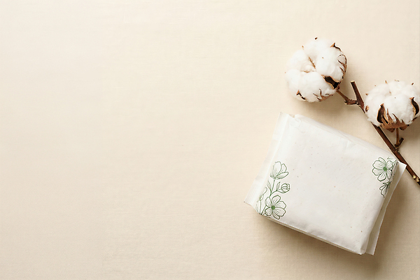 JPG 편집이미지 컬러 재료 자연 탁자 상품 오브젝트 유기농 목화꽃 생리대 목화솜 편집실사 AI포토 AI콘텐츠 웰빙 꽃 가구 솜 CG 생태계 여성용품 파일형식