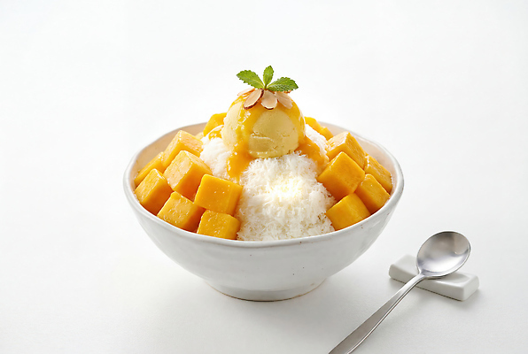 JPG 편집이미지 그릇 음식 조각 아이스크림 디저트 여름 숟가락 달콤 차가움 빙수 망고 망고빙수 Dessert 맛있는 편집실사 AI포토 AI콘텐츠 식기 계절 수저 맛 CG 열대과일 파일형식