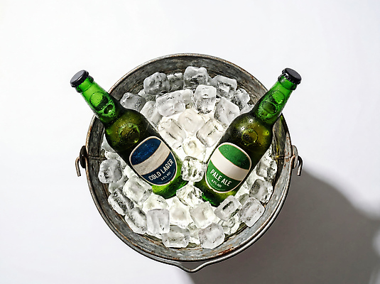 JPG 편집이미지 음료 맥주 통 얼음 차가움 맥주병 맥주통 편집실사 AI포토 AI콘텐츠 자연요소 술병 주류 CG 파일형식 병_용기