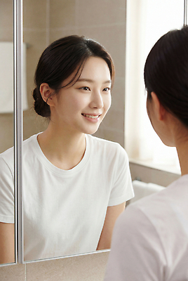 JPG 편집이미지 여자 얼굴 미소 생활 거울 욕실 의료성형뷰티 편집실사 AI인물포토 AI콘텐츠 표정 사람 신체부위 CG 파일형식 AI포토