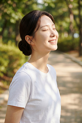 JPG 나무 편집이미지 공원 여자 행복 길 자연 미소 잔디 햇빛 산책 즐거움 의료성형뷰티 편집실사 AI인물포토 AI콘텐츠 식물 공공시설 감정 휴식 표정 사람 빛 CG 생태계 파일형식 AI포토 컨셉 시설