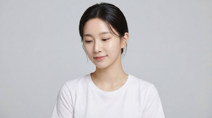 JPG 편집이미지 여자 티셔츠 생각 숙이기 사람 회색 흰색 집중 의료성형뷰티 편집실사 AI인물포토 AI콘텐츠 컬러 포즈 컨셉 셔츠 CG 파일형식 AI포토 상의 옷