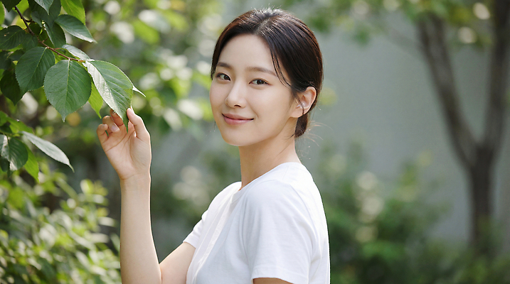 JPG 나무 식물 편집이미지 손 여자 잎 자연 미소 웃음 사람 초록색 환경 정원 맑음 의료성형뷰티 편집실사 AI인물포토 AI콘텐츠 컬러 날씨 표정 신체부위 CG 생태계 파일형식 AI포토