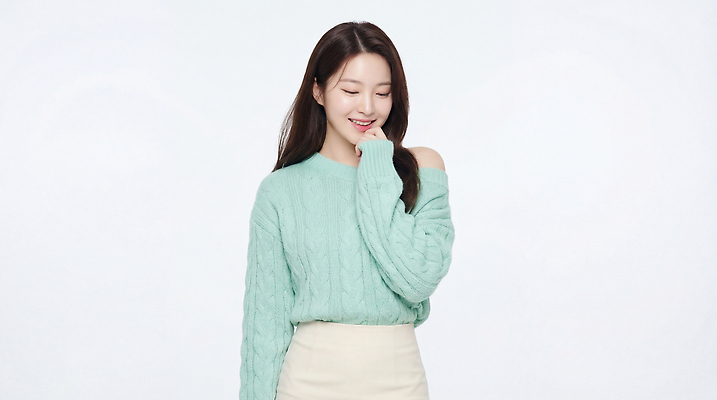 JPG 편집이미지 옷 여자 생각 웃음 사람 스웨터 청록색 의료성형뷰티 편집실사 AI인물포토 AI콘텐츠 컬러 상의 표정 CG 파일형식 AI포토