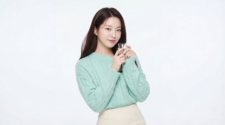 JPG 모델 편집이미지 손 응시 여자 패션 밝음 미소 컵 촬영 스웨터 의료성형뷰티 편집실사 AI인물포토 AI콘텐츠 식기 시선 상의 표정 사람 신체부위 CG 파일형식 AI포토