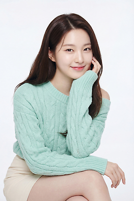 JPG 편집이미지 여자 얼굴 미소 앉기 촬영 스웨터 의료성형뷰티 스타일 편집실사 AI인물포토 AI콘텐츠 상의 모션 표정 사람 신체부위 CG 파일형식 AI포토 옷