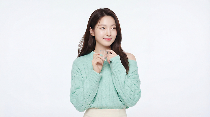 JPG 모델 편집이미지 여자 패션 표정 웃음 촬영 스웨터 흰배경 민트색 의료성형뷰티 스타일 편집실사 AI인물포토 AI콘텐츠 컬러 백그라운드 상의 사람 흰색 CG 파일형식 AI포토 옷