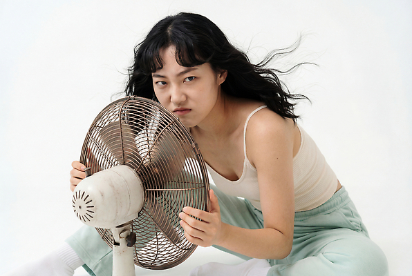 JPG 편집이미지 여자 날리기 바람 실내 표정 앉기 여름 머리카락 촬영 선풍기 더위 불만 의료성형뷰티 편집실사 AI인물포토 AI콘텐츠 자연요소 계절 감정 모션 날씨 사람 내부 머리 가전제품 CG 파일형식 AI포토