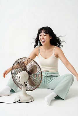 JPG 편집이미지 여자 바지 바람 실내 웃음 여름 머리카락 탑 선풍기 더위 편안함 의료성형뷰티 편집실사 AI인물포토 AI콘텐츠 자연요소 건축물 계절 하의 날씨 표정 사람 내부 머리 가전제품 감각 CG 파일형식 AI포토