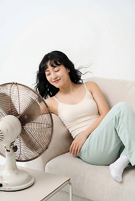 JPG 편집이미지 여자 포즈 바람 휴식 일상 여름 소파 머리카락 선풍기 더위 편안함 의료성형뷰티 편집실사 AI인물포토 AI콘텐츠 자연요소 계절 컨셉 의자 날씨 사람 라이프 머리 가전제품 감각 CG 파일형식 AI포토