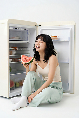 JPG 편집이미지 여자 과일 휴식 디저트 수박 실내 웃음 일상 여름 식사 선풍기 더위 즐거움 냉장고 의료성형뷰티 편집실사 AI인물포토 AI콘텐츠 계절 감정 음식 컨셉 날씨 표정 사람 내부 라이프 가전제품 CG 파일형식 AI포토 생활