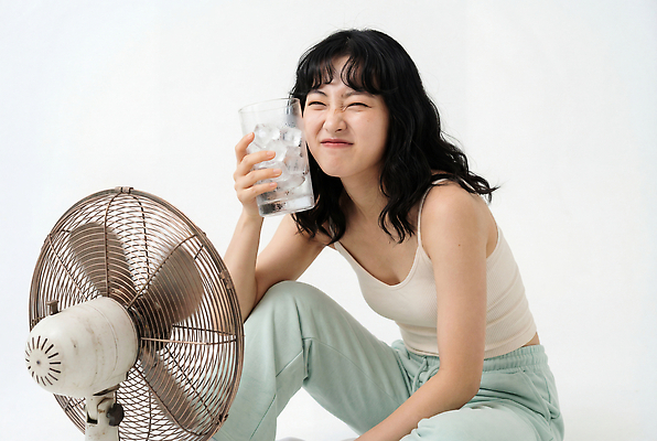 JPG 편집이미지 여자 행복 날씨 실내 앉기 컵 물 여름 얼음 잡기 선풍기 더위 시원함 의료성형뷰티 편집실사 AI인물포토 AI콘텐츠 자연요소 식기 계절 감정 모션 사람 내부 가전제품 CG 파일형식 AI포토
