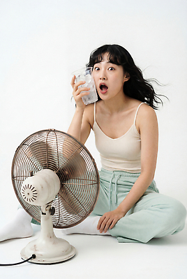 JPG 편집이미지 여자 날리기 바람 잔 앉기 물 여름 머리카락 얼음 선풍기 더위 시원함 의료성형뷰티 편집실사 AI인물포토 AI콘텐츠 자연요소 식기 계절 모션 날씨 사람 머리 가전제품 CG 파일형식 AI포토 신체부위