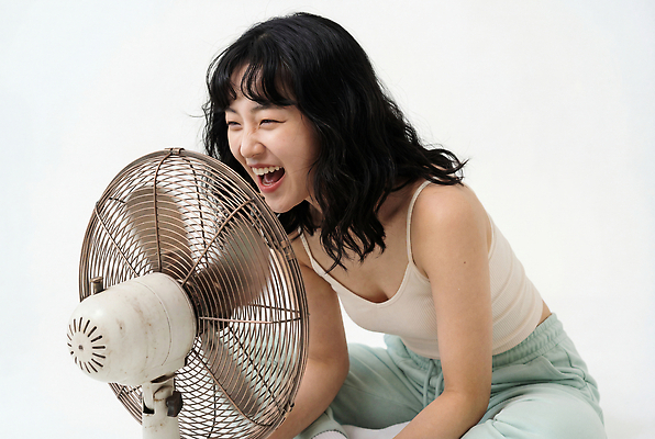 JPG 편집이미지 여자 생각 웃음 여름 소리 선풍기 더위 시원함 즐거움 의료성형뷰티 편집실사 AI인물포토 AI콘텐츠 계절 감정 날씨 표정 사람 가전제품 CG 파일형식 AI포토