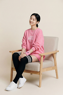 JPG 편집이미지 여자 패션 음악 분홍색 티셔츠 의자 양말 캐주얼 운동 소리 줄무늬 듣기 편안함 니삭스 의료성형뷰티 편집실사 AI인물포토 AI콘텐츠 옷 컬러 가구 셔츠 무늬 모션 문화예술 건강 사람 감각 CG 파일형식 AI포토