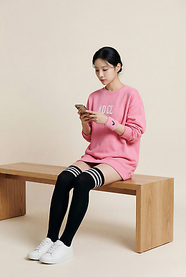 JPG 편집이미지 여자 패션 분홍색 실내 앉기 일상 캐주얼 핸드폰 검은색 촬영 편안함 니삭스 나무의자 스타킹 소셜미디어 의료성형뷰티 편집실사 AI인물포토 AI콘텐츠 옷 컬러 의자 모션 양말 사람 내부 라이프 목재 전자제품 감각 CG 파일형식 AI포토 나무 가구 재료 생활 식물 생활용품 오브젝트