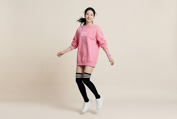 옷 컬러 컨셉 상의 모션 양말 표정 건강 사람 내부 CG 파일형식 AI포토 여자 점프 스웨터 분홍색 운동 활발 패션 미소 검은색 실내 스타일 청춘 편집이미지 편집실사 JPG 의료성형뷰티 캐주얼 니삭스 AI인물포토 AI콘텐츠