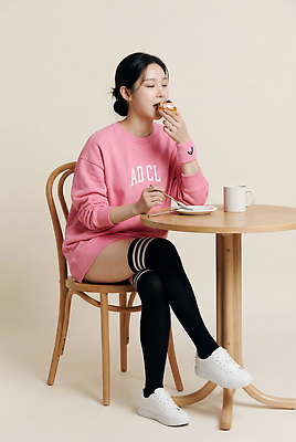 JPG 편집이미지 여자 패션 커피 음식 분홍색 탁자 디저트 양말 일상 캐주얼 검은색 니삭스 먹기 일과 의료성형뷰티 편집실사 AI인물포토 AI콘텐츠 옷 음료 컬러 가구 모션 사람 라이프 CG 파일형식 AI포토 생활용품 생활 오브젝트