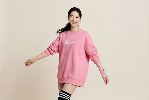 JPG 모델 편집이미지 옷 여자 패션 분홍색 포즈 스튜디오 양말 웃음 캐주얼 걷기 촬영 미니스커트 니삭스 의료성형뷰티 스타일 편집실사 AI인물포토 AI콘텐츠 컬러 모션 표정 사람 치마 CG 파일형식 AI포토 하의