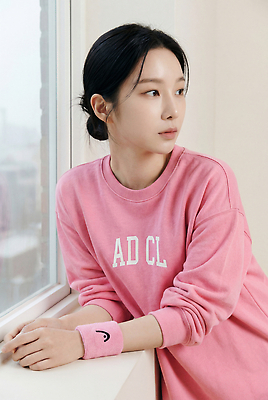 JPG 편집이미지 옷 여자 분홍색 생각 실내 캐주얼 촬영 편안함 창가 의료성형뷰티 스타일 편집실사 AI인물포토 AI콘텐츠 컬러 창문 사람 내부 감각 CG 파일형식 AI포토