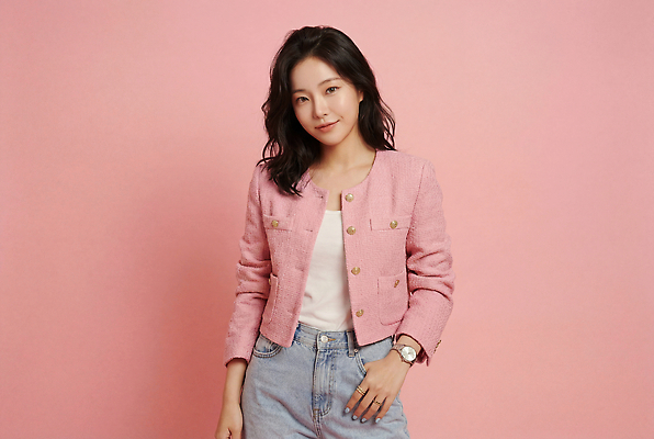 JPG 모델 편집이미지 여자 패션 분홍색 포즈 미소 캐주얼 유행 촬영 재킷 청바지 여성복 자기관리 의료성형뷰티 스타일 편집실사 AI인물포토 AI콘텐츠 옷 컬러 바지 표정 사람 외투 CG 파일형식 AI포토 상의 하의