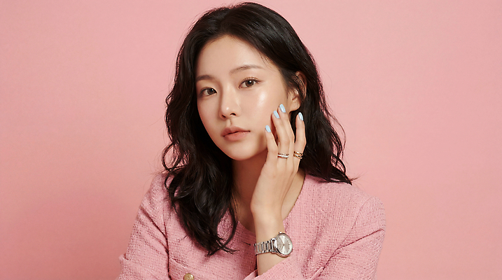 JPG 모델 편집이미지 헤어스타일 여자 패션 얼굴 시계 분홍색 포즈 미소 손짓 뷰티 촬영 여성복 피부 자기관리 의료성형뷰티 스타일 분홍색배경 편집실사 AI인물포토 AI콘텐츠 옷 컬러 백그라운드 모션 표정 사람 신체부위 CG 파일형식 AI포토