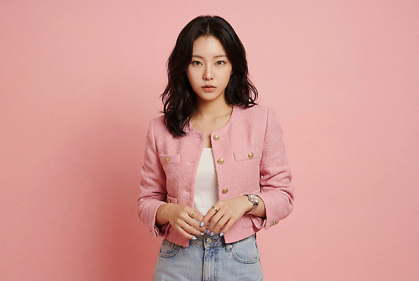 JPG 모델 편집이미지 옷 여자 패션 분홍색 포즈 표정 앞모습 뷰티 사진촬영 재킷 여성복 자기관리 의료성형뷰티 스타일 편집실사 AI인물포토 AI콘텐츠 뷰포인트 컬러 사람 촬영 외투 CG 파일형식 AI포토 상의