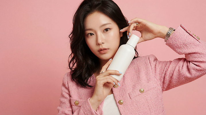 JPG 모델 편집이미지 여자 패션 분홍색 포즈 정장 화장 뷰티 화장품 상품 여성복 뷰티풀 자기관리 의료성형뷰티 스타일 편집실사 AI인물포토 AI콘텐츠 옷 컬러 사람 CG 파일형식 AI포토