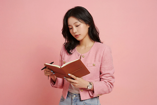 JPG 편집이미지 옷 여자 분홍색 생각 사람 일상 펜 공책 기록 여성복 집중 자기관리 의료성형뷰티 편집실사 AI인물포토 AI콘텐츠 컬러 컨셉 문구용품 라이프 필기구 CG 파일형식 AI포토 생활 오브젝트