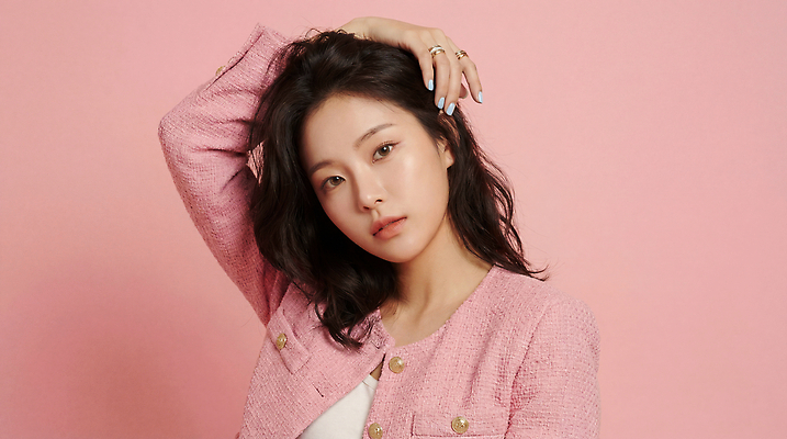 옷 분홍색 컬러 백그라운드 컨셉 사람 촬영 외투 CG 파일형식 AI포토 모델 분홍색배경 포즈 여자 사진촬영 재킷 스타일 패션 뷰티 헤어스타일 청순 편집이미지 편집실사 JPG 의료성형뷰티 여성복 자기관리 AI인물포토 AI콘텐츠