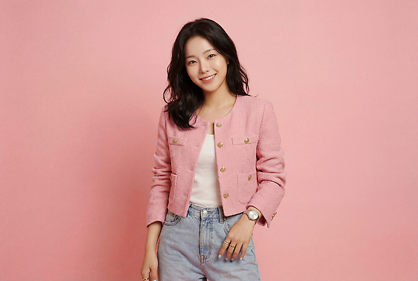 JPG 모델 편집이미지 헤어스타일 옷 여자 패션 분홍색 티셔츠 웃음 사진촬영 재킷 청바지 여성복 손목시계 자기관리 의료성형뷰티 스타일 분홍색배경 편집실사 AI인물포토 AI콘텐츠 시계 컬러 백그라운드 셔츠 장신구 바지 표정 사람 촬영 외투 CG 파일형식 AI포토 상의 하의
