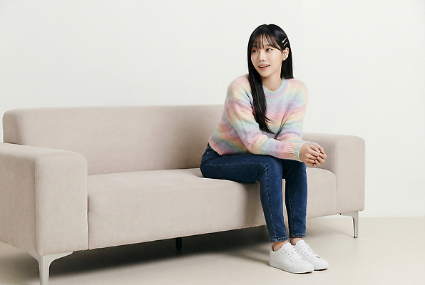 JPG 편집이미지 긴머리 옷 여자 운동화 실내 앉기 소파 방 검은머리 편안함 의료성형뷰티 편집실사 AI인물포토 AI콘텐츠 헤어스타일 신발 의자 모션 사람 내부 감각 CG 파일형식 AI포토