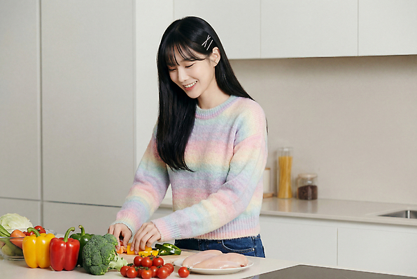 JPG 편집이미지 여자 토마토 채소 과일 재료 피망 육류 요리 사람 주방 식사 저녁 브로콜리 자르기 준비 의료성형뷰티 편집실사 AI인물포토 AI콘텐츠 식재료 모션 밤 야간 CG 파일형식 AI포토 자연요소
