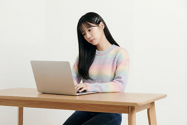 JPG 편집이미지 옷 여자 의자 노트북 방 작업 스웨터 집중 책상 의료성형뷰티 편집실사 AI인물포토 AI콘텐츠 가구 컨셉 상의 사람 전자제품 CG 파일형식 AI포토 생활용품 오브젝트