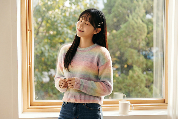 JPG 편집이미지 여자 행복 감정 여유 커피 컬러 탁자 날씨 잔 표정 사람 내부 햇빛 방 창가 의료성형뷰티 편집실사 AI인물포토 AI콘텐츠 식기 음료 가구 창문 빛 CG 파일형식 AI포토 생활용품 오브젝트