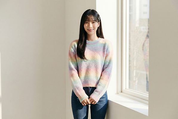 계절 감정 컨셉 상의 창문 표정 사람 내부 빛 CG 파일형식 AI포토 여자 창가 스웨터 미소 햇빛 날씨 실내 패션 스타일 겨울 행복 청춘 편집이미지 편집실사 JPG 의료성형뷰티 AI인물포토 AI콘텐츠