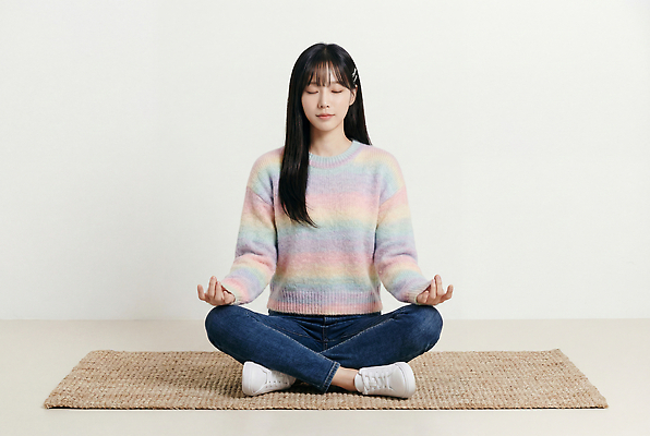 JPG 편집이미지 여자 휴식 실내 매트 스웨터 집중 연습 명상 의료성형뷰티 편집실사 AI인물포토 AI콘텐츠 컨셉 상의 사람 내부 CG 파일형식 AI포토