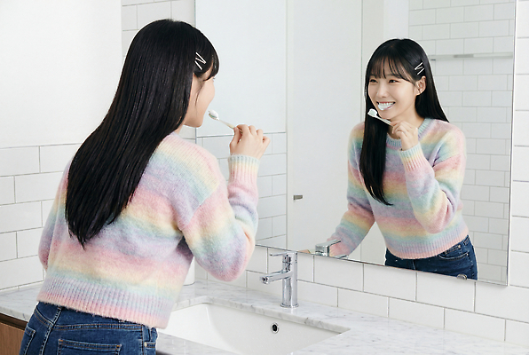 JPG 편집이미지 여자 아침 일상 청결 거울 양치 붓 머리핀 위생 스웨터 화장실 자기관리 의료성형뷰티 편집실사 AI인물포토 AI콘텐츠 주간 상의 장신구 사람 라이프 CG 파일형식 AI포토