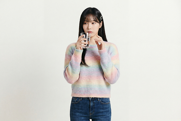 옷 백그라운드 상의 무늬 바지 모션 사람 내부 흰색 CG 파일형식 AI포토 여자 음료 스웨터 줄무늬 흰배경 촬영 실내 청바지 마시기 패션 캐주얼 편집이미지 편집실사 JPG 의료성형뷰티 AI인물포토 AI콘텐츠