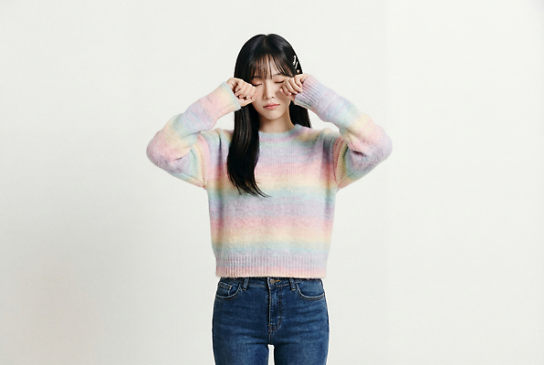 JPG 모델 편집이미지 여자 패션 포즈 실내 촬영 줄무늬 편안함 스웨터 의료성형뷰티 스타일 편집실사 AI인물포토 AI콘텐츠 상의 무늬 사람 내부 감각 CG 파일형식 AI포토