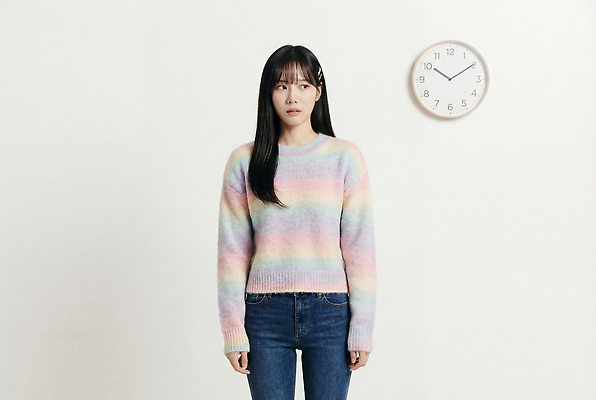 JPG 편집이미지 긴머리 여자 시계 포즈 밝음 사람 방 스웨터 의료성형뷰티 편집실사 AI인물포토 AI콘텐츠 헤어스타일 상의 CG 파일형식 AI포토