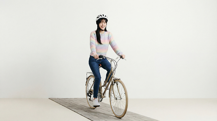 JPG 편집이미지 여자 바지 실내 안전 운동 자전거 촬영 헬멧 스웨터 즐거움 라이딩 의료성형뷰티 편집실사 AI인물포토 AI콘텐츠 감정 상의 하의 건강 사람 내부 바이크 보호장비 CG 파일형식 AI포토 옷 육상교통 장비 교통수단 교통